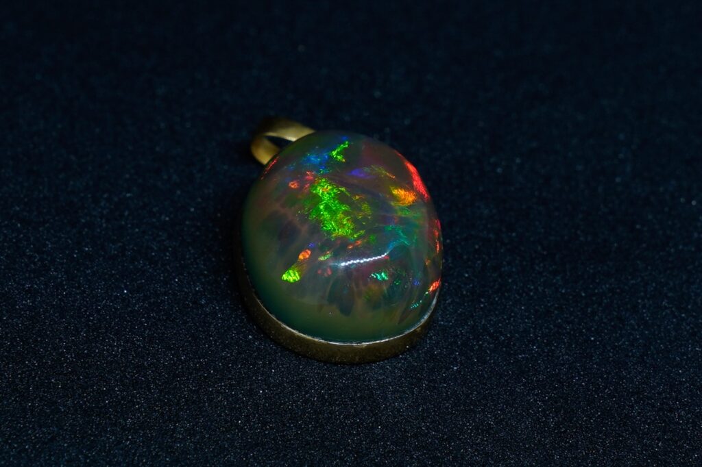 Äthiopischer Welo - Opal Oval Honeycomb mit Anhänger
